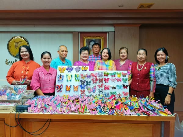 ร่วมมอบผีเสื้อจากผ้าไทยประจำถิ่น เพื่อสนับสนุนการออกร้านของสมาคมแม่บ้านมหาดไทย ในงานกาชาด ประจำปี 2568 "70 พรรษา ขัตติยนารีรัตนา ปวงประชาสดุดี”