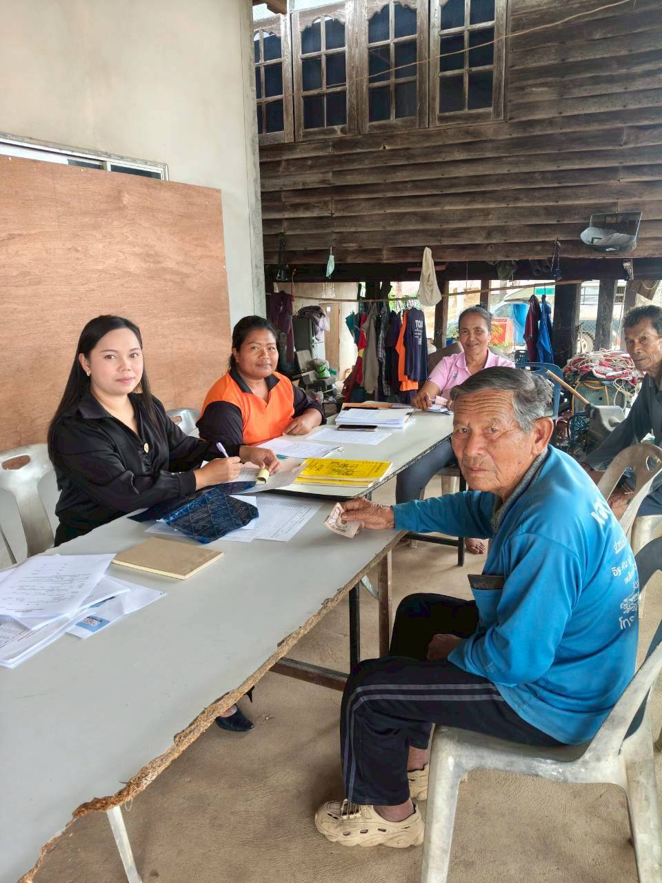 สพอ.บ้านเขว้า : ร่วมประชุมติดตามการดำเนินโครงการแก้ไขปัญหาความยากจน (กข.คจ.)